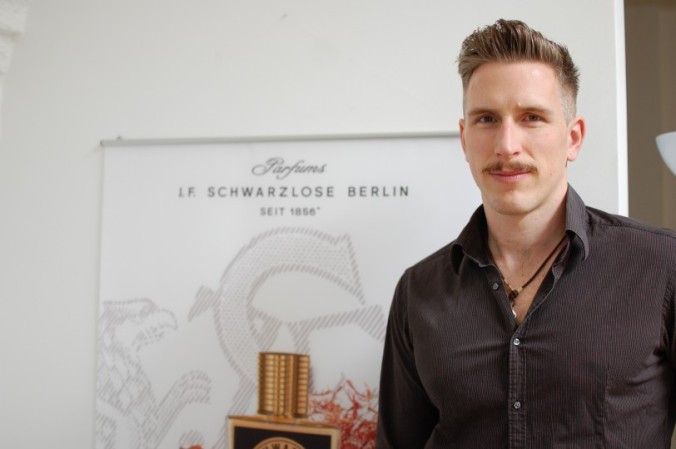 Tamas Tagscherer vill hellre prata om parfym än att stå framför kameran. Jag fick honom ändå på bild. Foto: Julia Forsberg